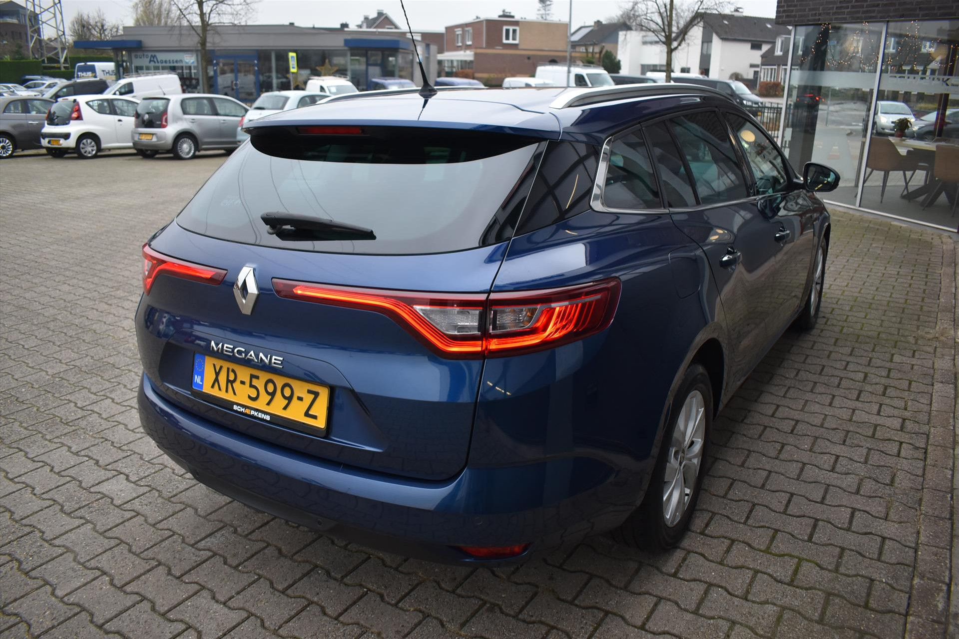 41623306-14.jpg