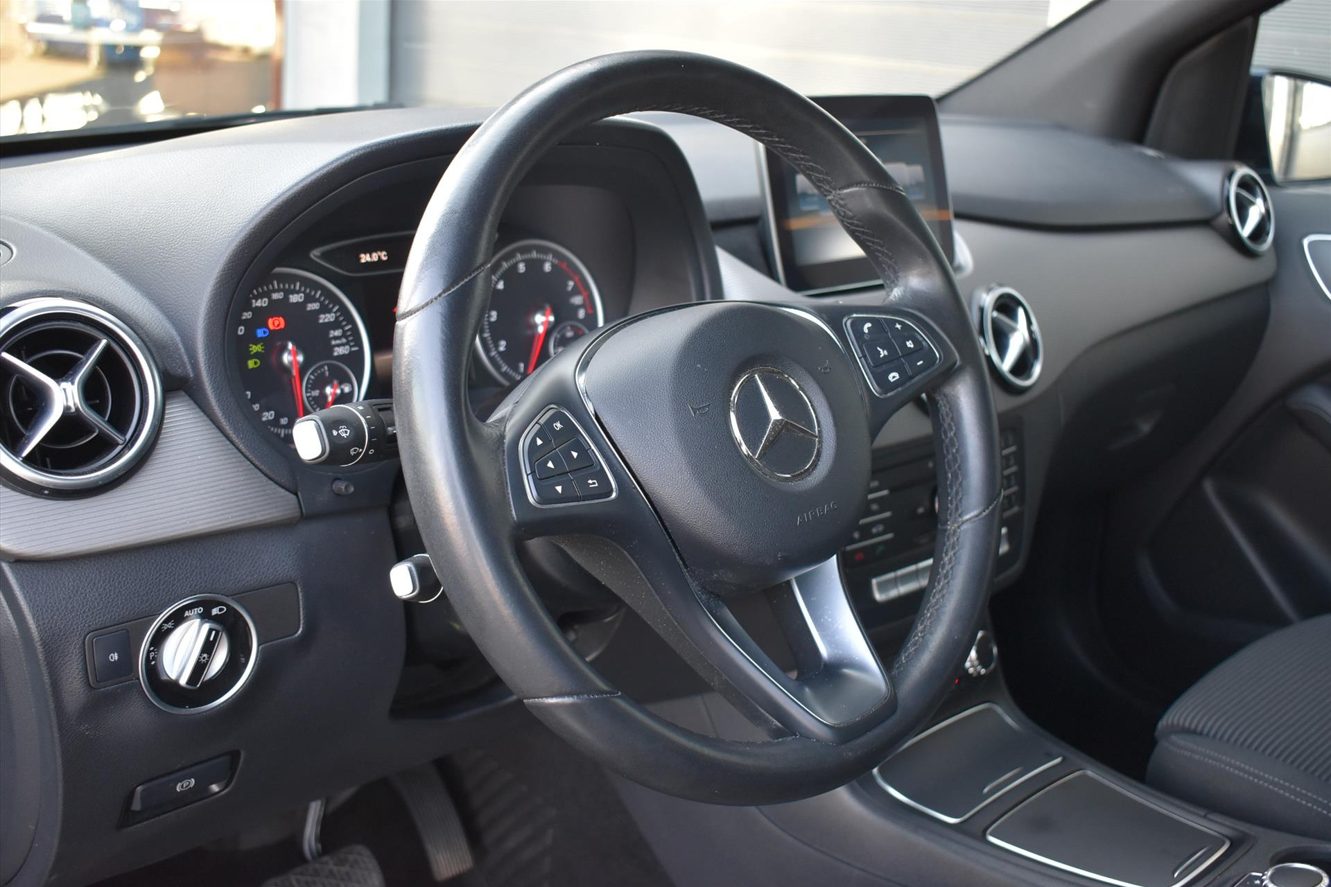 43351664-5.jpg