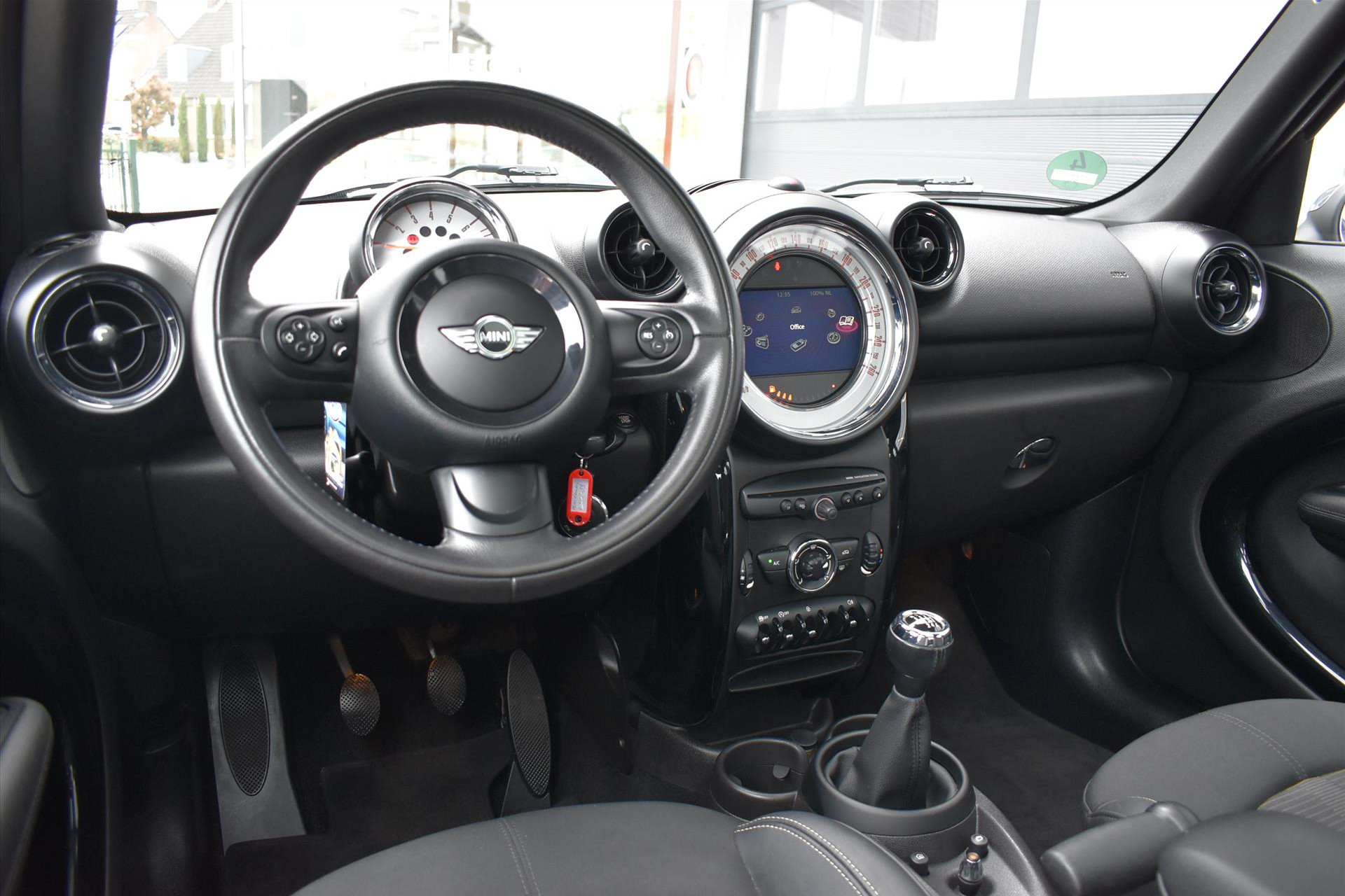 43805160-16.jpg