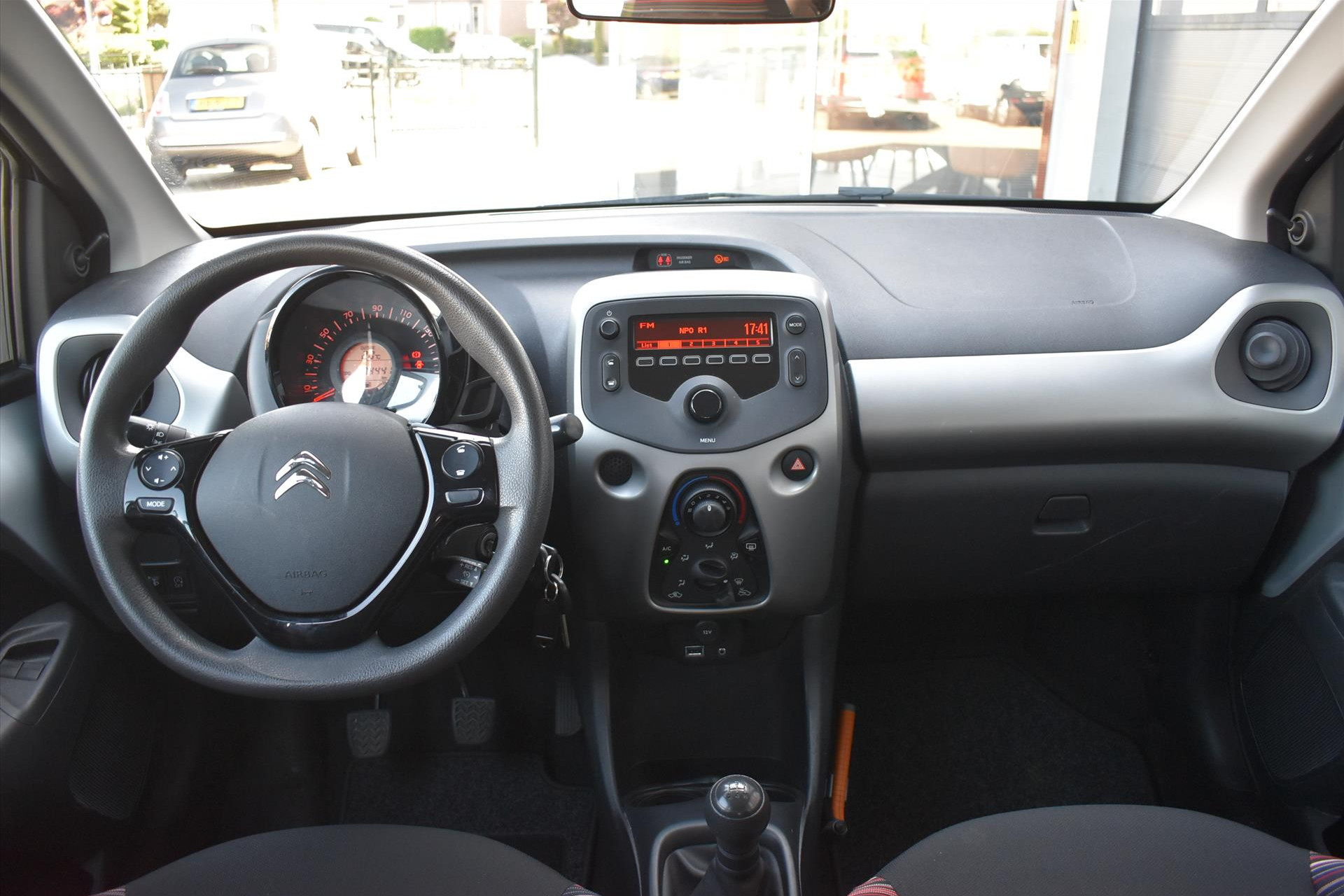 44316441-3.jpg
