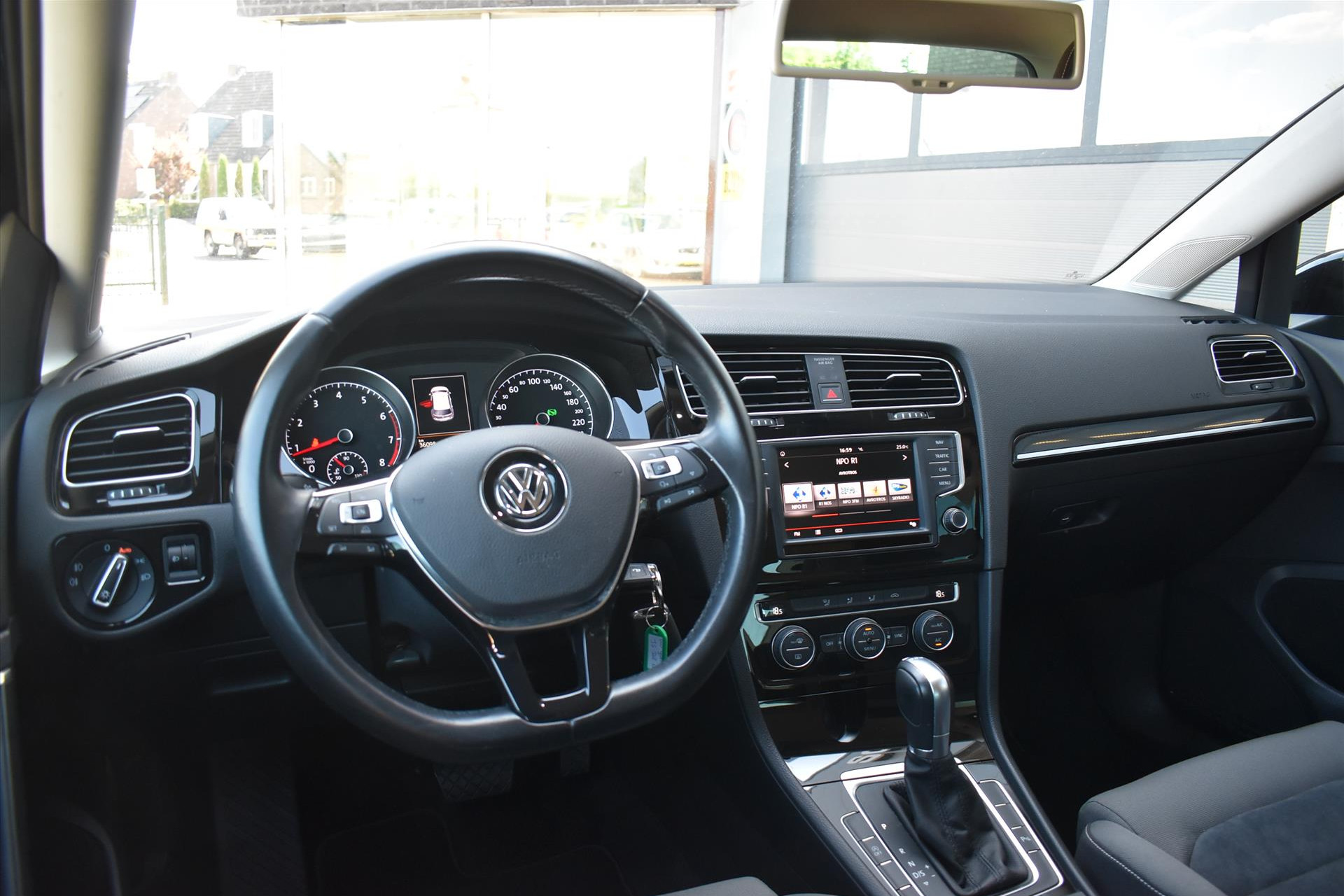 44982090-24.jpg