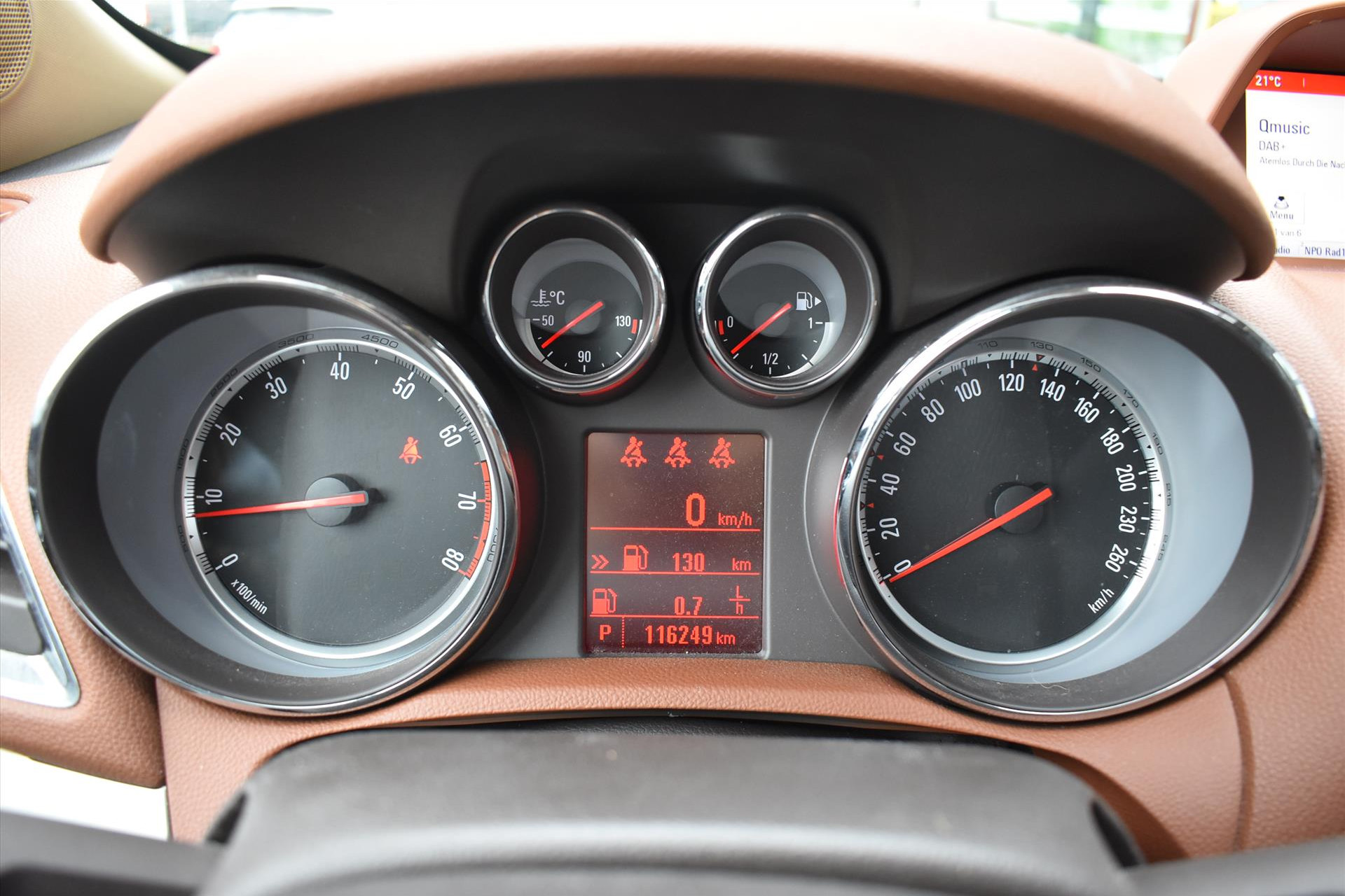45598388-7.jpg