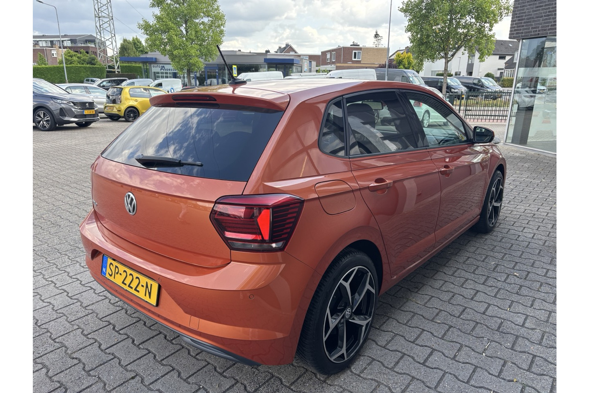 46227155-11.jpg