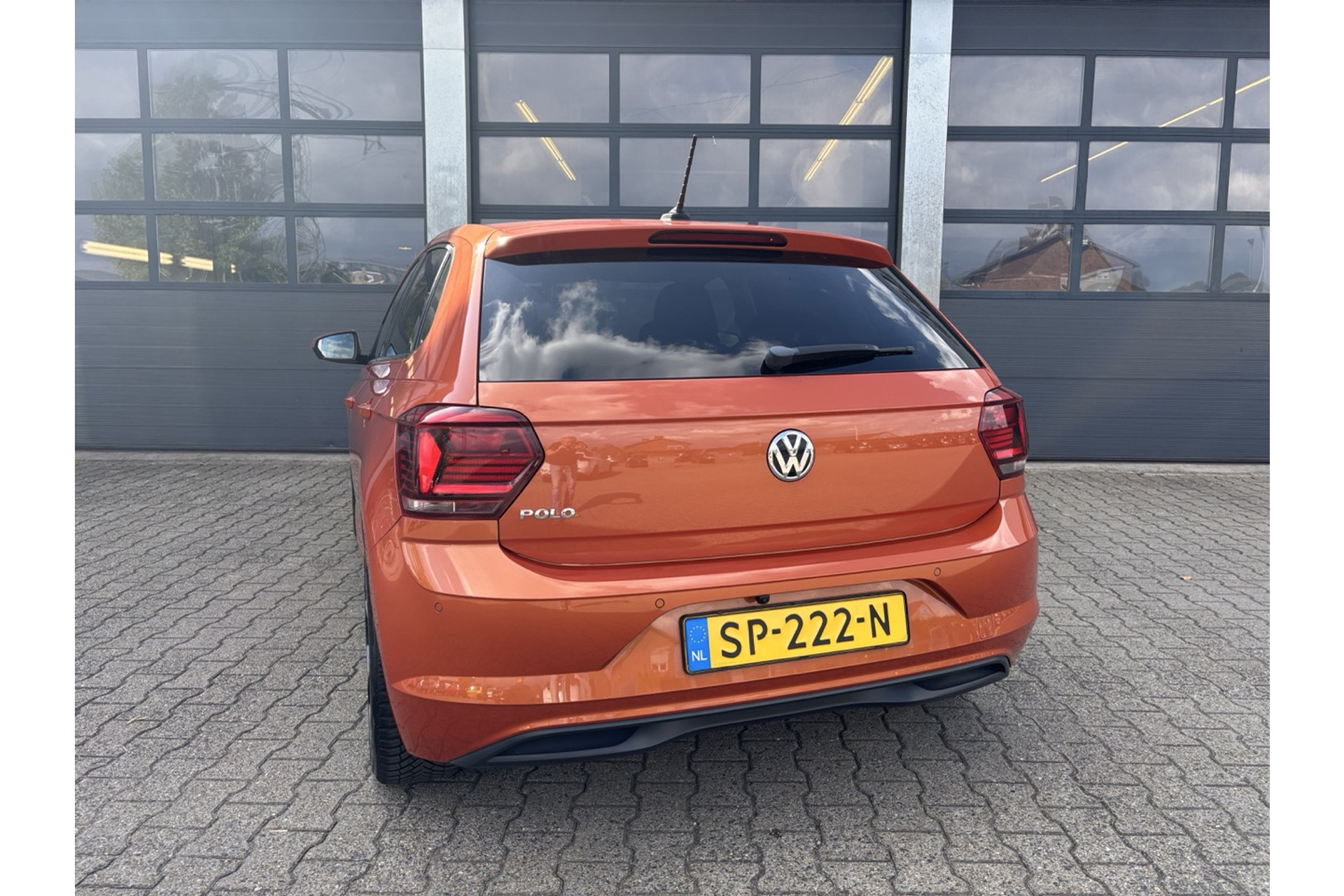 46227155-2.jpg