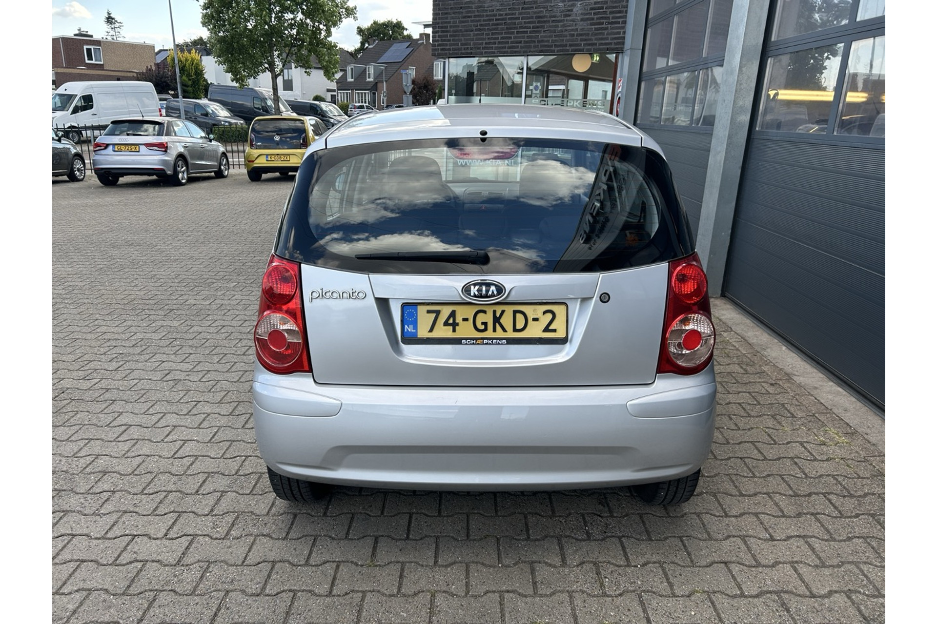46871387-14.jpg