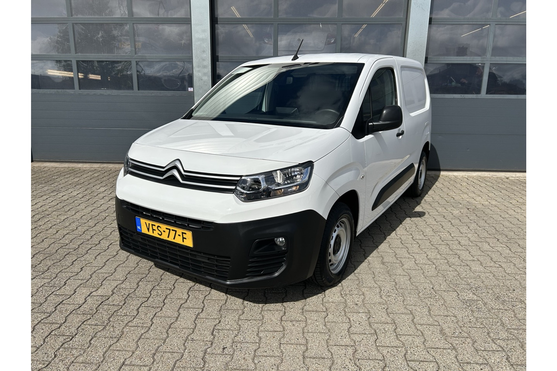 42913421-28.jpg