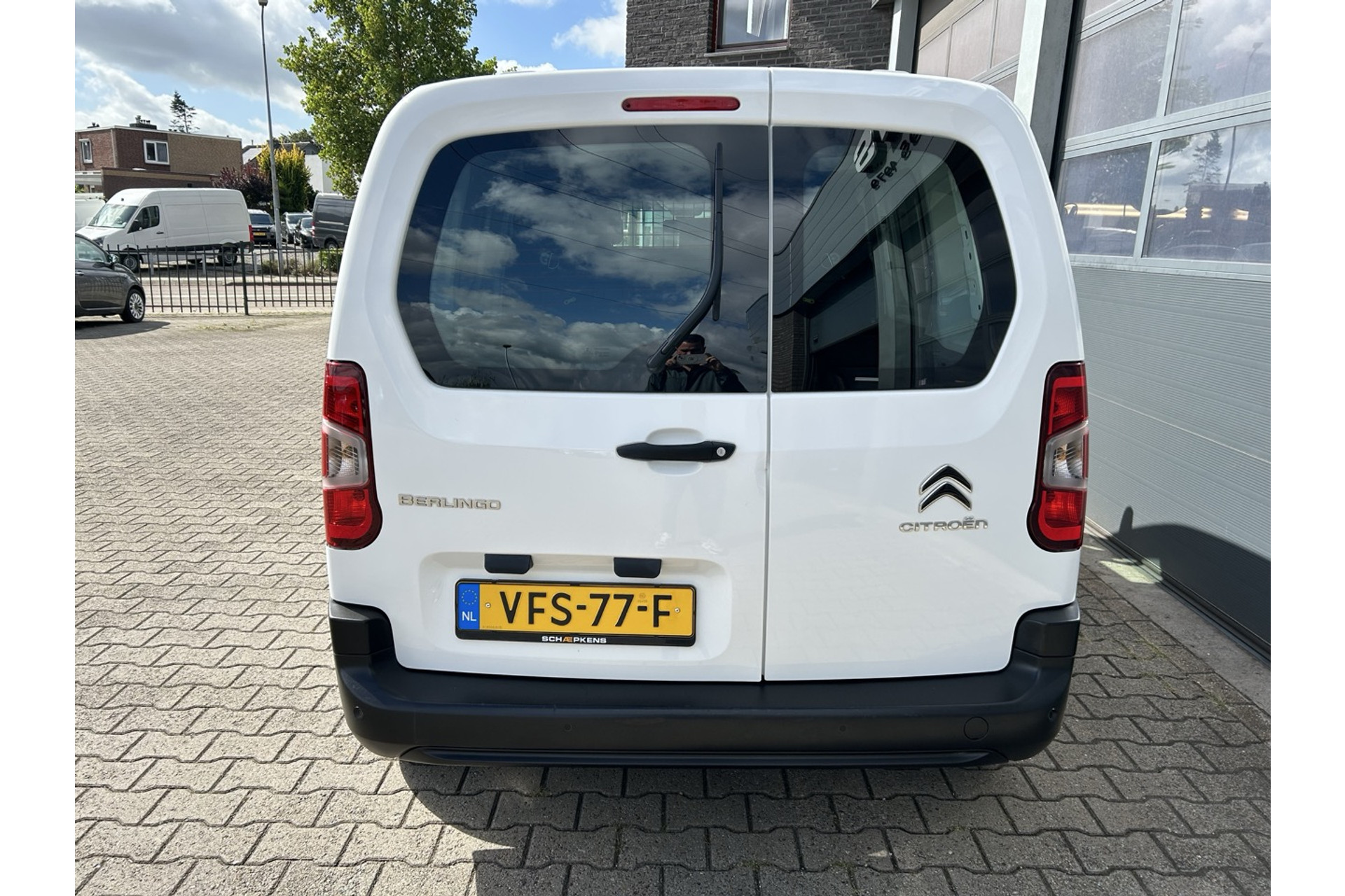47174181-14.jpg