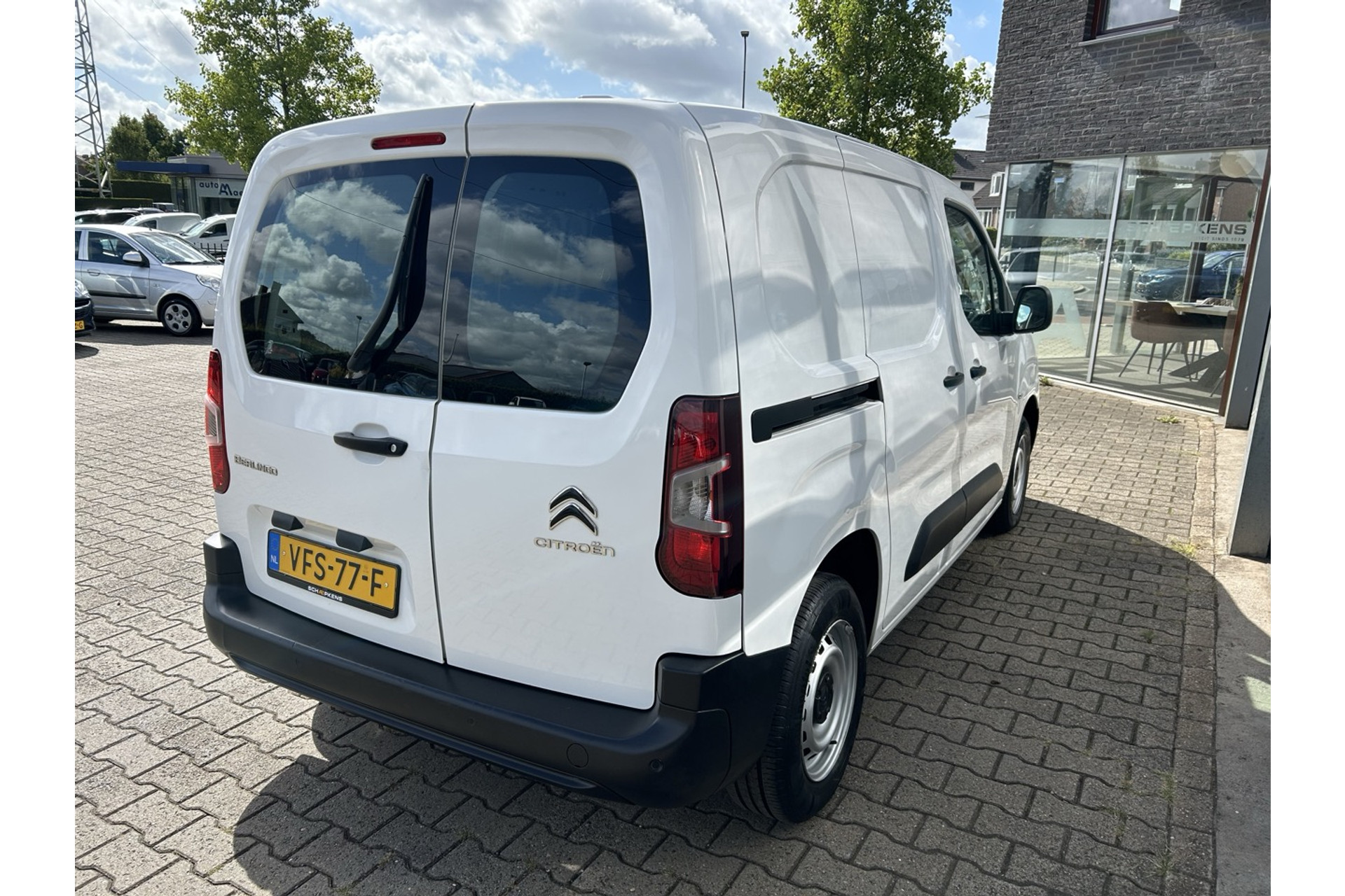 47174181-15.jpg