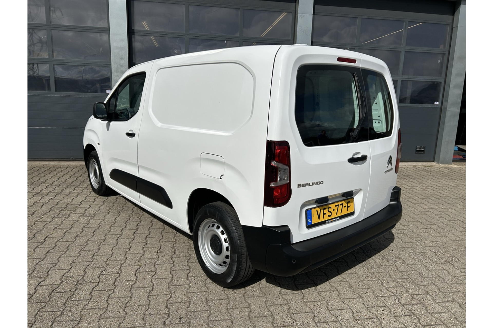 47174181-2.jpg