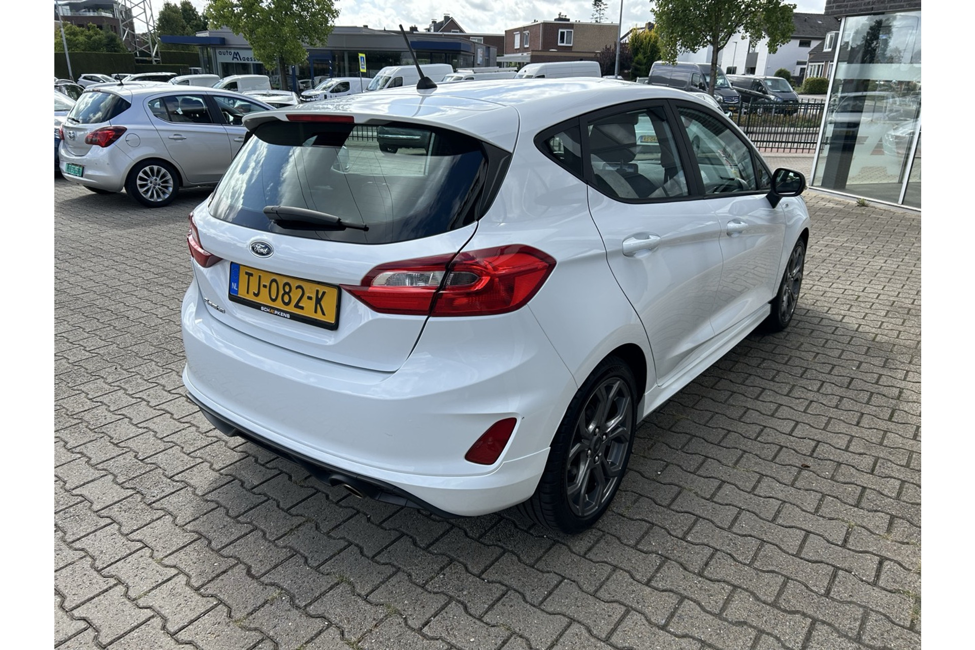 47231778-14.jpg