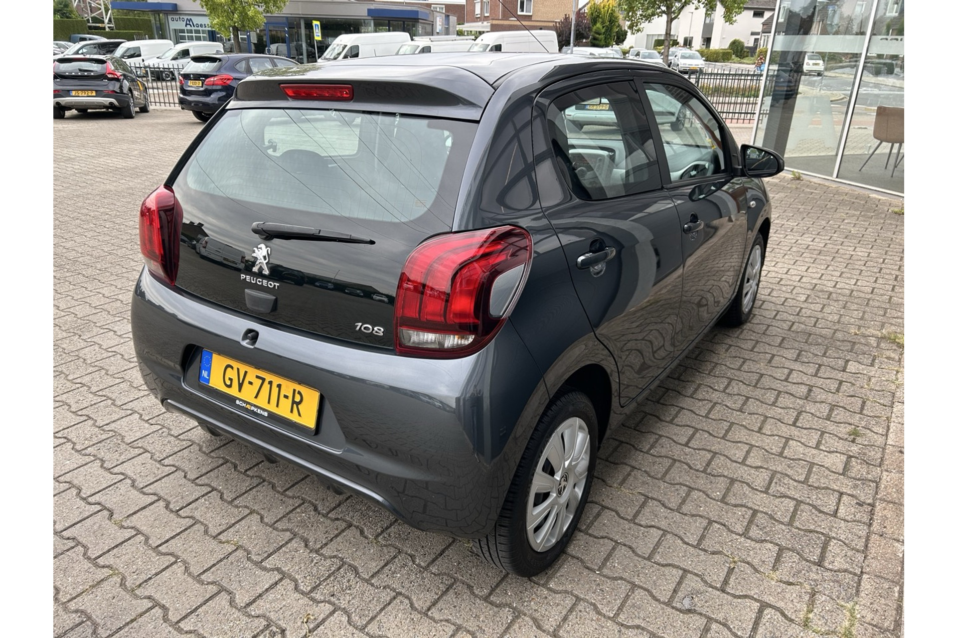 47232211-14.jpg