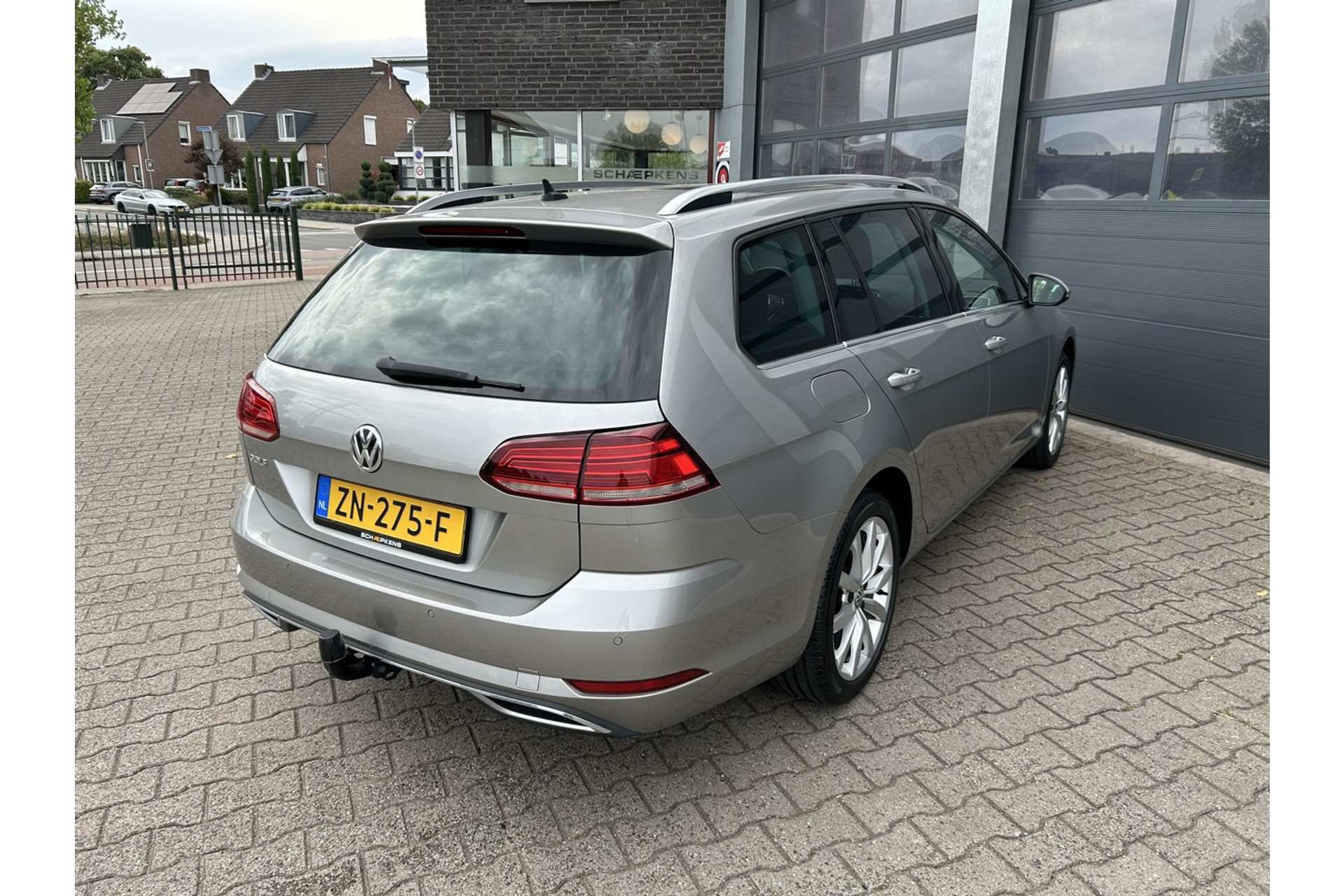 47318180-17.jpg