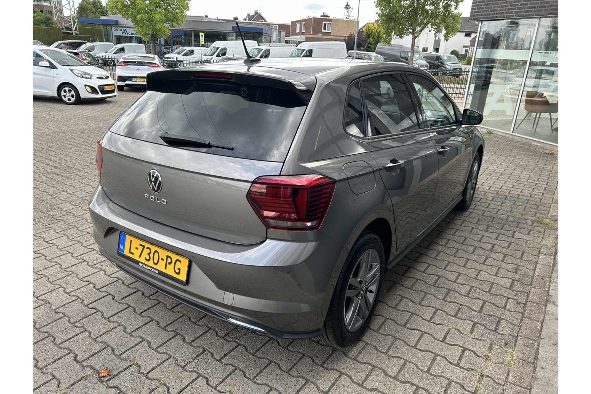 47380956-14.jpg
