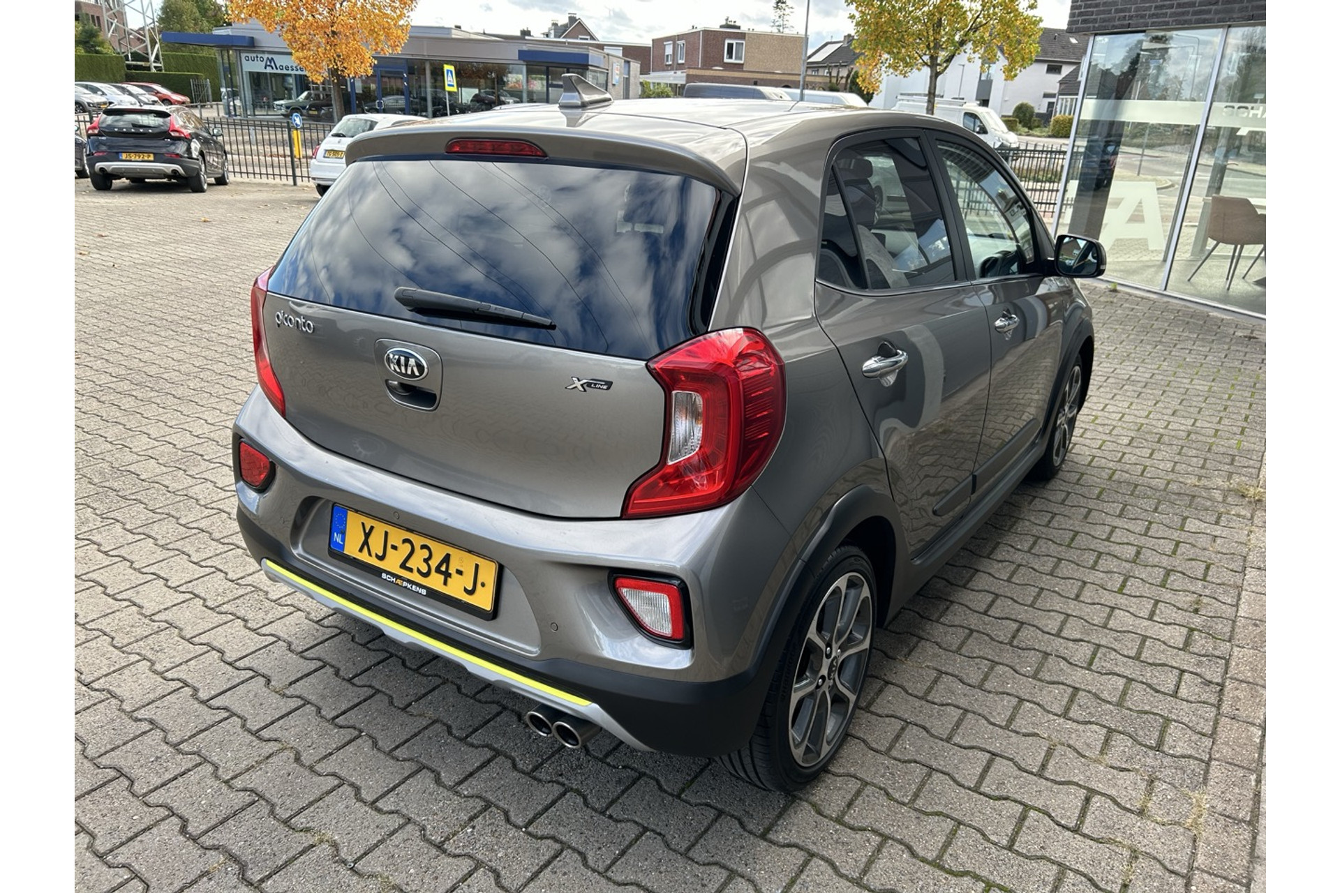 47798216-14.jpg